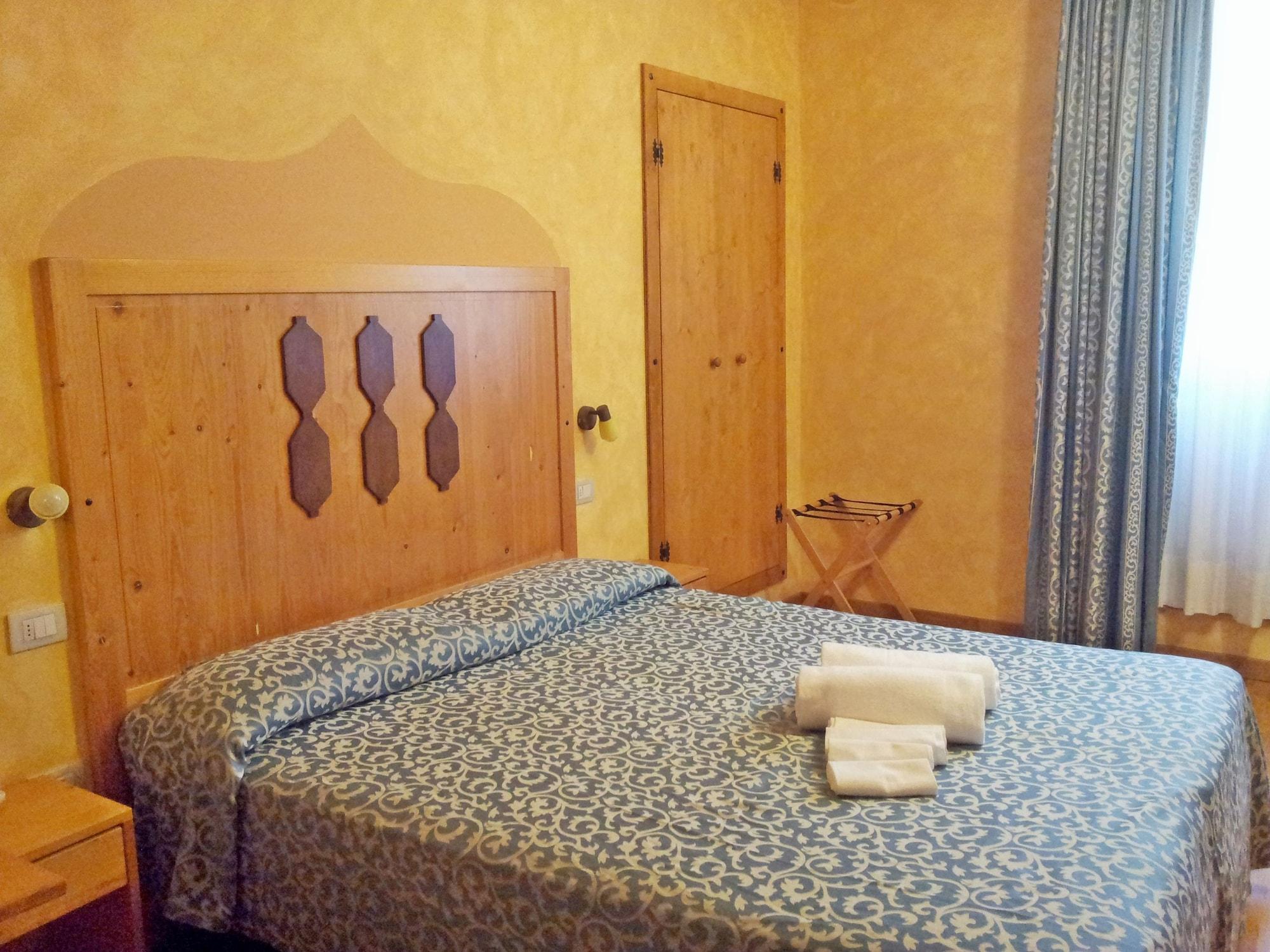 Hotel Tre Ceri グッビオ エクステリア 写真
